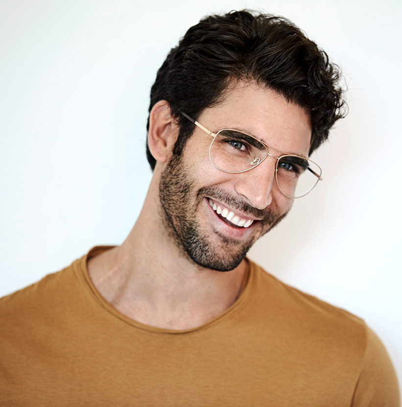 Paciente sonriendo en la Clínica Dental Velázquez